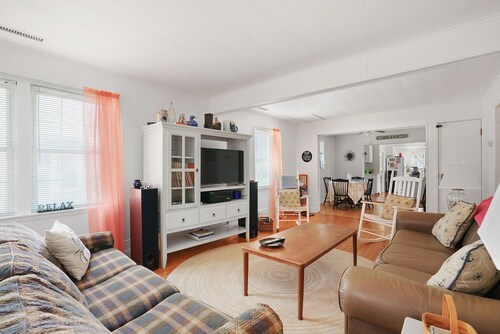 Timeout | Renovated 2BR Cottage, Screened Porch, Kayak + Bikes, Pet Friendly Near Downtown