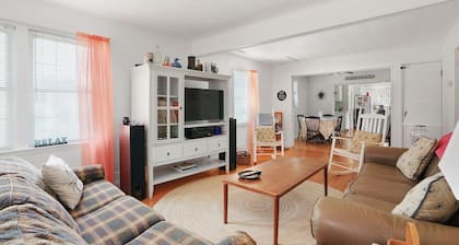 Timeout | Renovated 2BR Cottage, Screened Porch, Kayak + Bikes, Pet Friendly Near Downtown