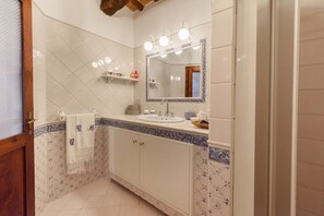 Douche, sèche-cheveux, bidet