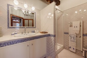 Bruser, hårtørrer, bidet