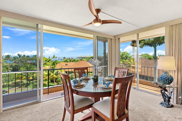 Dining - Spacious 1bd beachfront condo. Recent upgrades! (Lahaina)