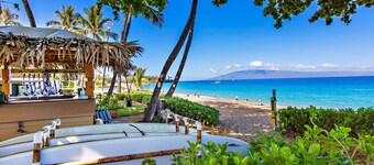 Beachfront resort! Upgraded studio with a king bed