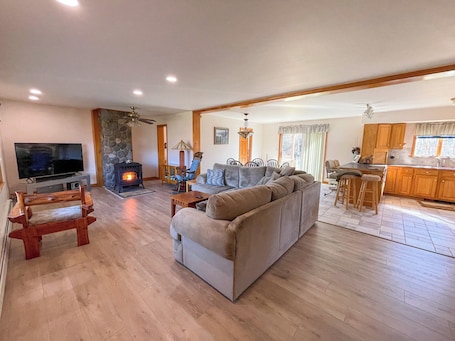 Fireplace. Atv,utv,snowmobile ,2 ski mountains Saddleback,Sugarloaf resorts