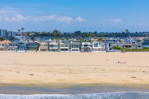 On the beach - Spacious Oceanfront Home Near Newport Pier (Newport Beach)