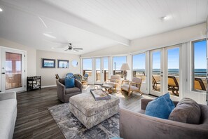 Smart TV, fireplace - Luxurious Oceanfront Home with Incredible Views (Newport Beach)