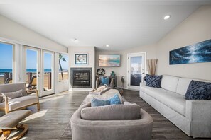 Smart TV, fireplace - Luxurious Oceanfront Home with Incredible Views (Newport Beach)
