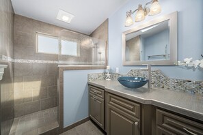 Suihku, hiustenkuivaaja, pyyhkeet