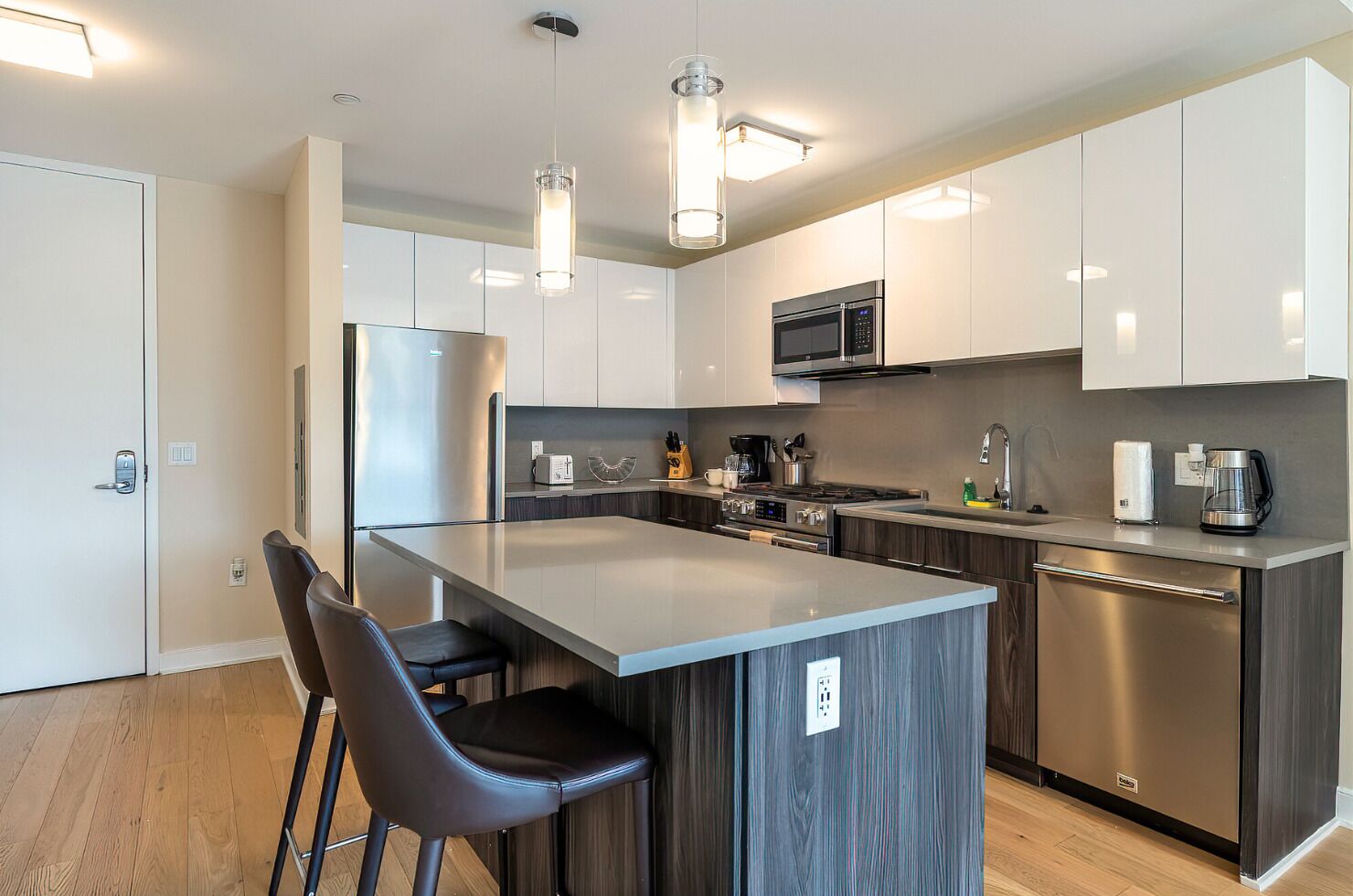 Apartment, Pets allowed | Private kitchen | Full-sized fridge, microwave, oven, stovetop