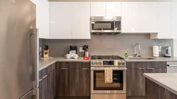 Apartment, Pets Allowed | Private kitchen | Full-size fridge, microwave, oven, stovetop