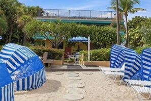 Terrace/patio - Beachfront Rental w/ Ocean Views (Palm Beach Shores)