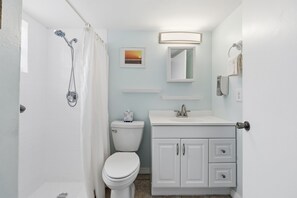 Haartrockner, Handtücher, Seife, Toilettenpapier