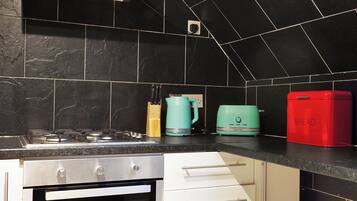 Jääkaappi, mikroaaltouuni, uuni, liesi