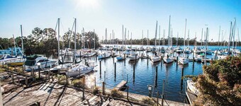 2BR Townhouse w/ Whirlpool in New Bern