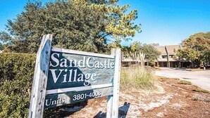 Une enseigne indiquant l’emplacement de SandCastle Village, avec un numéro de téléphone à contacter.