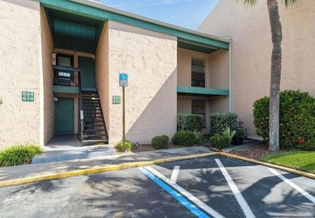 Exterior. Charming 2-bedroom condo with WiFi, AC in fantastic Melbourne close to
beach