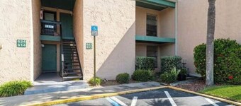 Charming 2-bedroom condo with WiFi, AC in fantastic Melbourne close to 
beach