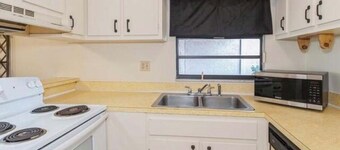 Charming 2-bedroom condo with WiFi, AC in fantastic Melbourne close to 
beach