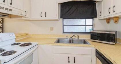 Charming 2-bedroom condo with WiFi, AC in fantastic Melbourne close to
beach