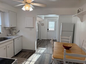 ثلاجة، ميكروويف، فرن، موقد طهي مسطح