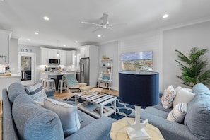 TV - "Blutopia" - 4 Bedroom, 3.5 Bathroom Oak Island Home (Oak Island)