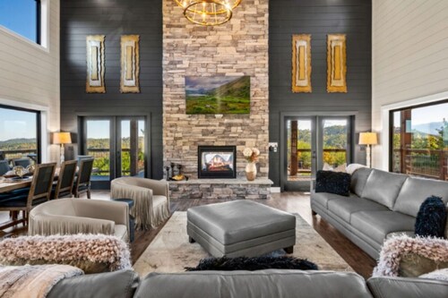 NEW Luxury Lodge/2 Heated pools/Mountain Views/Fire pit/Hot tub