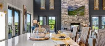 NEW Luxury Lodge/2 Heated pools/Mountain Views/Fire pit/Hot tub