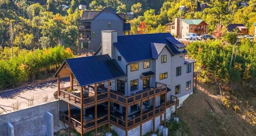 NEW Luxury Lodge/2 Heated pools/Mountain Views/Fire pit/Hot tub