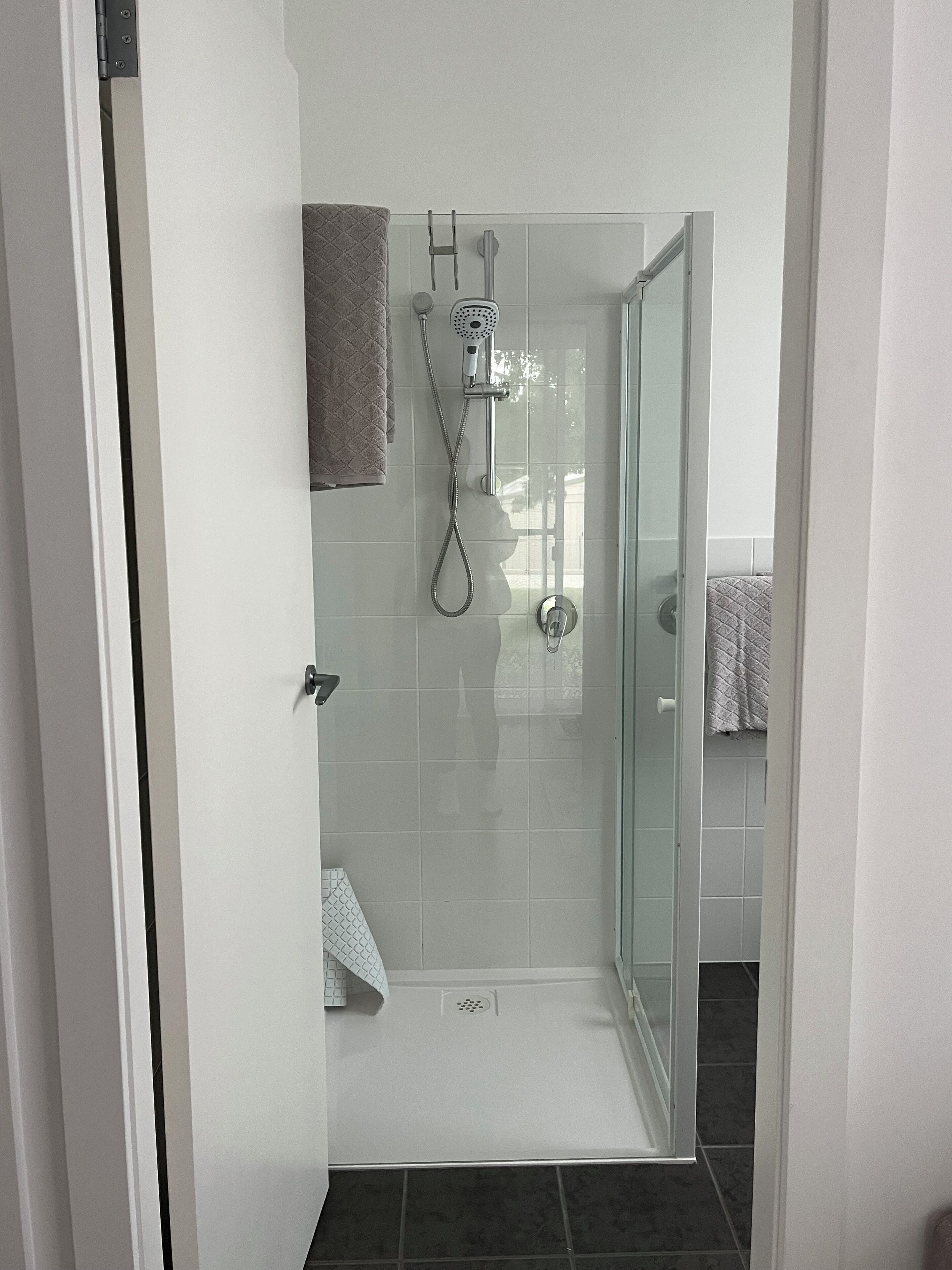 Een haardroger, handdoeken, zeep, toiletpapier