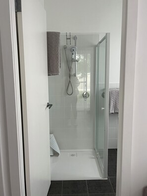 Séchoir à cheveux, serviettes fournies, savon, papier de toilette