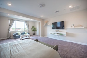 8 chambres, bureau, fer et planche à repasser, lit parapluie