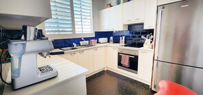 Kjøleskap, mikrobølgeovn, ovn og kokeplater