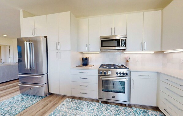 Kühlschrank, Mikrowelle, Ofen, Herdplatte