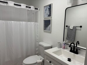 Sèche-cheveux, serviettes fournies, savon, papier toilette