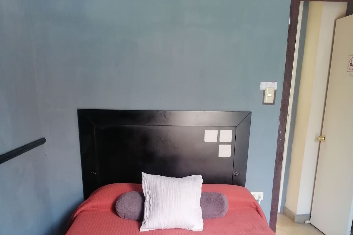 Eenvoudige kamer, 1 twee- of 2 eenpersoonsbedden, balkon, uitzicht op stad | Een laptopwerkplek, gratis wifi, beddengoed