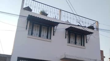 Vista frontal de la propiedad
