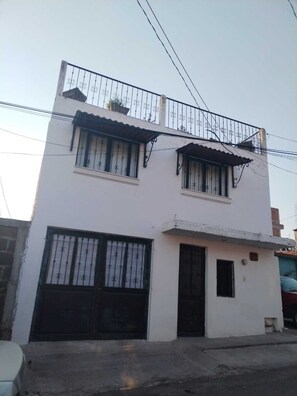 Vista frontal de la propiedad