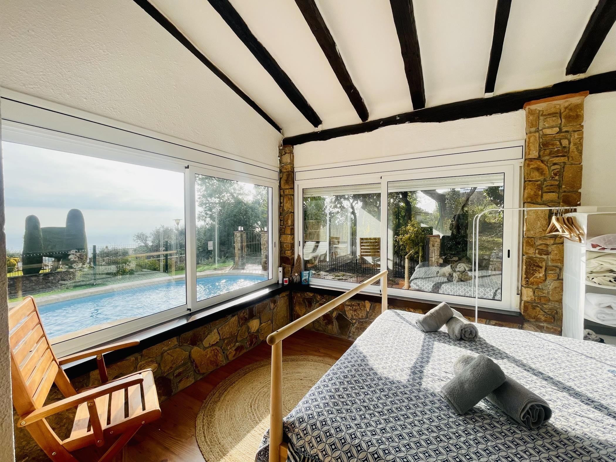 3 bedrooms, iron/ironing board, internet, bed sheets