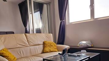 LĂ€genhet Comfort - utsikt mot staden | Vardagsrum | 40-tums smart-tv med kabelkanaler och en tv-spelskonsol