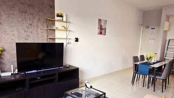 LĂ€genhet Comfort - utsikt mot staden | Vardagsrum | 40-tums smart-tv med kabelkanaler och en tv-spelskonsol