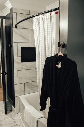 Een douche, een haardroger, handdoeken, zeep
