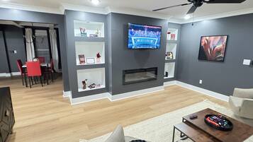 Smart-TV, peis, DVD-spiller og bøker