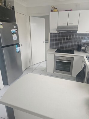 Een microgolfoven, een oven, een kookplaat, een vaatwasser