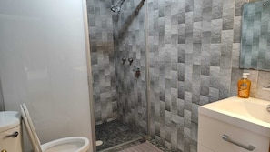 Haartrockner, Handtücher, Toilettenpapier