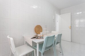 Dining - Retama Vacation Apartment with Sea Views, Balcony and Wi-Fi (Adeje)