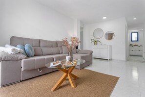 TV - Retama Vacation Apartment with Sea Views, Balcony and Wi-Fi (Adeje)