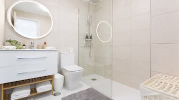 Een douche, een haardroger, handdoeken