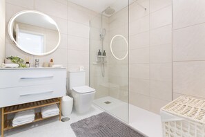 Shower, hair dryer, towels - Retama Vacation Apartment with Sea Views, Balcony and Wi-Fi (Adeje)