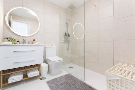 Shower, hair dryer, towels. Retama Vacation Apartment with Sea Views, Balcony and Wi-Fi