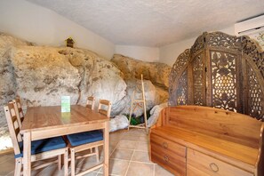 Dining - Country House 'Quinta Do Castelo - Casa De Pedra' with Private Terrace, Wi-Fi and Air Conditioning (Reguengo Grande)