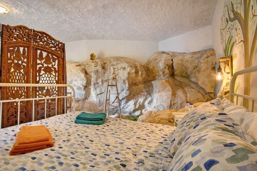 Country House 'Quinta Do Castelo - Casa De Pedra' with Private Terrace, Wi-Fi and Air Conditioning